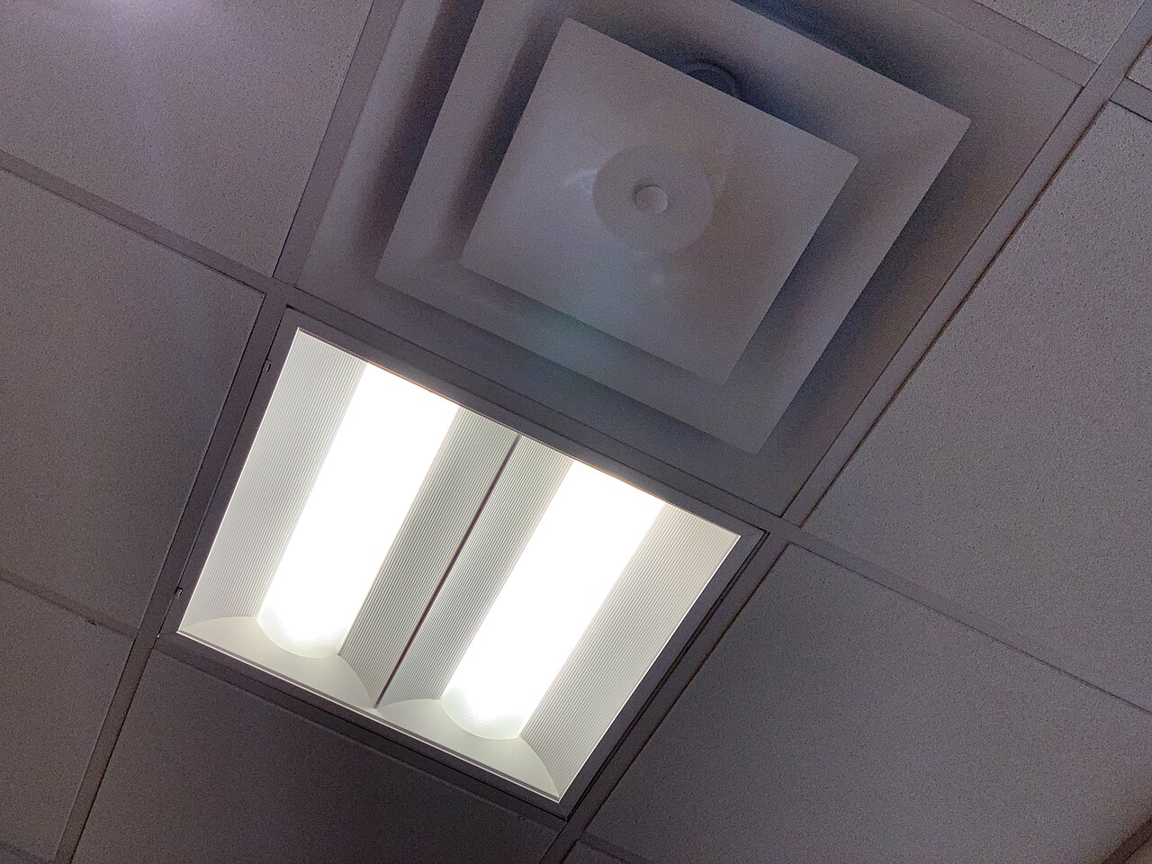 Commercial ceiling diffuser and lighting in an office space